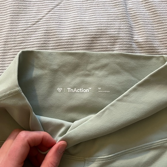 Aritzia | TnaLIFE Atmosphere Hi-Rise Legging in Faint Green - Size Medium - Picture 5 of 7